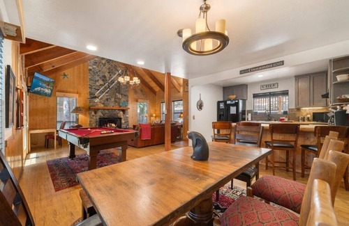 Kingswood Estates House | Treehaus | Hot Tub & Pool Table Near Beach, Hiking & Biking!