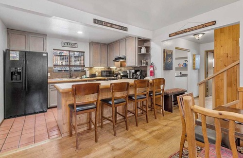 Kingswood Estates House | Treehaus | Hot Tub & Pool Table Near Beach, Hiking & Biking!