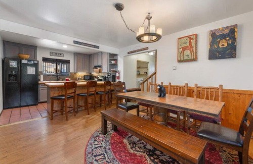 Kingswood Estates House | Treehaus | Hot Tub & Pool Table Near Beach, Hiking & Biking!