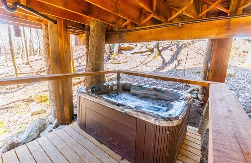 Farmington Cabin | Treehouse at Fernstone | 1BR,1BA, Hot Tub, Secluded