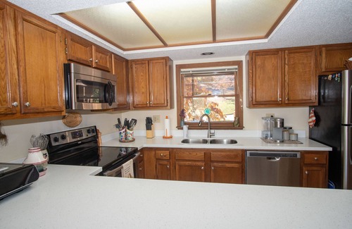 Lake Lure Condo | Treehouse serenity, access to RB Resort amenities, Dog friendly.