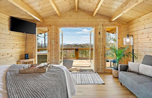 Marion House | Treehouse w/Breathtaking Views+HotTub+Hiking+Falls