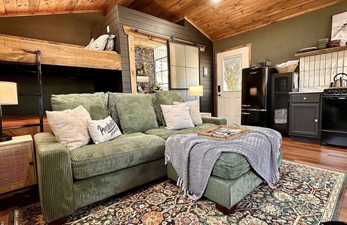 Imboden Cabin | Treehouse w/HOT TUB & Wi-Fi, secluded