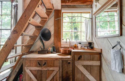 Flintstone Ski Chalet | Treetop Hideaways: Luna Loft Treehouse