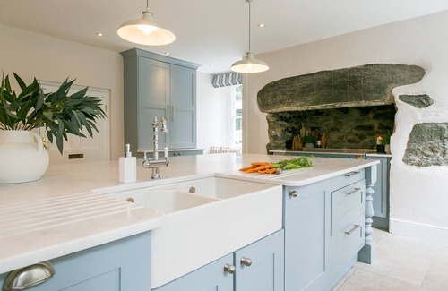 Bodedern Cottage | Treiorwerth - a dog that sleeps 15 guests in 7 bedrooms