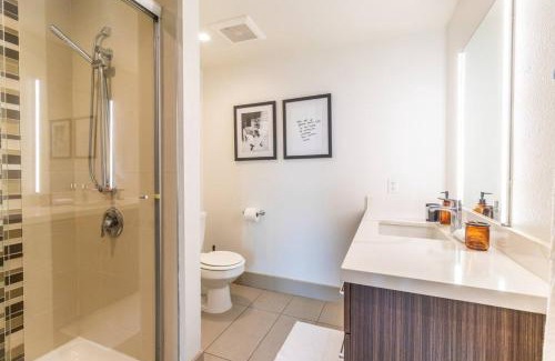 Wilshire Montana Apartment | Trendy 2BD 2BTH Apt steps from Downtown Santa Monica!