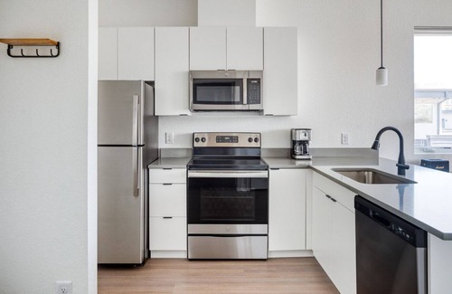 West Colfax Apartment | Trendy Sloan's Lake 1BR w/ Gym, W/D & Roof Deck, near Park, by Blueground