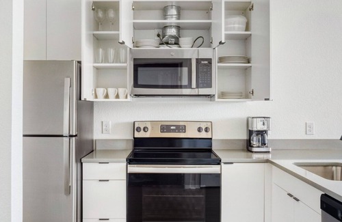 West Colfax Apartment | Trendy Sloan's Lake 1BR w/ Gym, W/D & Roof Deck, near Park, by Blueground