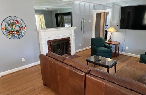 Norfolk House | Tri-Level home - 5 BR 2 BA - Extended Stays, Wi-Fi home