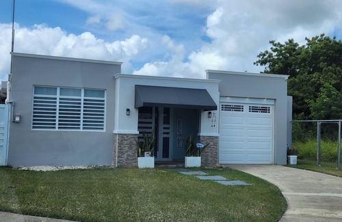 Aguirre House | Trinitarias Guest's House's pool/bar/karaoke/wifi