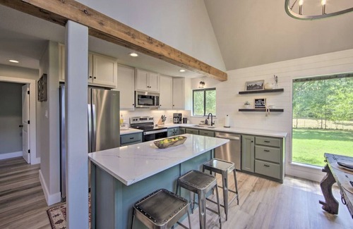 Henderson County House | Trinity River Cabin, 20 Acres, Stocked Fishing Pond, Views of the Trinity River.