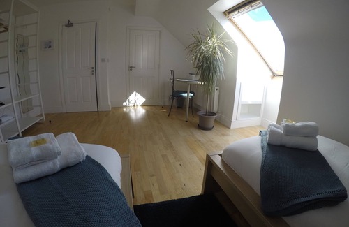 Portmagee Bed & Breakfast | Triple room with ensuite bathroom