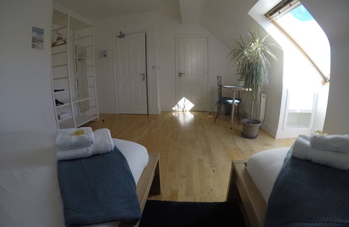 Portmagee Bed & Breakfast | Triple room with ensuite bathroom