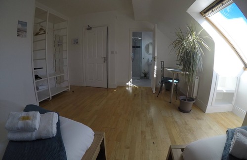 Portmagee Bed & Breakfast | Triple room with ensuite bathroom