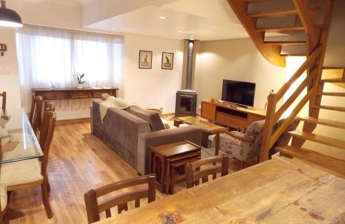 Centro House | Triplex 3 suítes em Canela