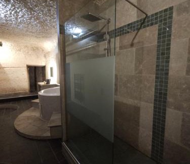 Saint-Etienne-de-Chigny Apartment | Troglodyte Baths