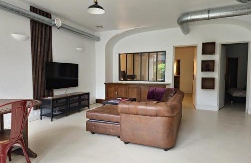 Saint-Etienne-de-Chigny Apartment | Troglodyte Baths