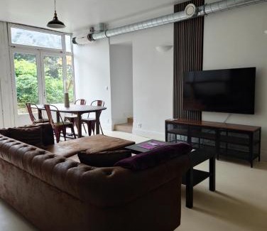 Saint-Etienne-de-Chigny Apartment | Troglodyte Baths