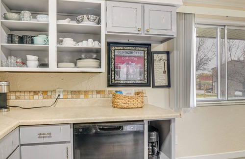 Tropic Cottage | Tropic Getaway Near Bryce Canyon National Park!