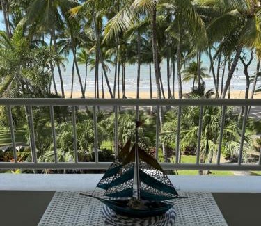Palm Cove Apartment | Tropical Escapes Palm Cove - Absolute Ocean Front Apartment