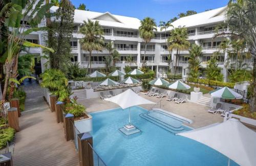 Palm Cove Apartment | Tropical Escapes Palm Cove - Absolute Ocean Front Apartment
