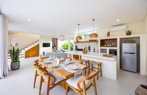 Munggu Villa | Tropical Luxe Villa - Walk to Beach & Ricefield View
