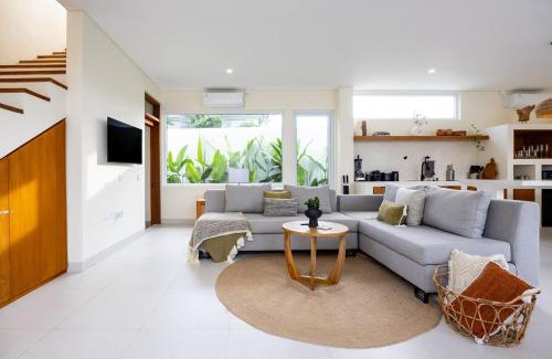 Munggu Villa | Tropical Luxe Villa - Walk to Beach & Ricefield View