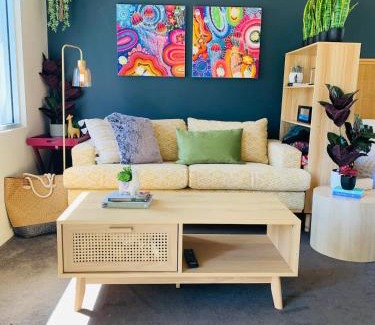 Parap Apartment | Tropical Oasis, saltwater pool In the heart of Parap Orange