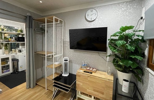 Newcastle-upon-Tyne Cabin | Tropical Style House Near Newcastle City Centre