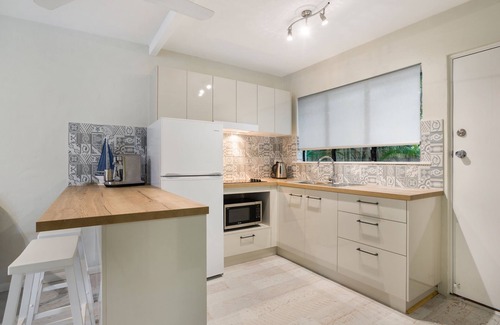 Palm Cove Apartment | Tropical Unit with Private Fenced Garden Close to The Beach 3