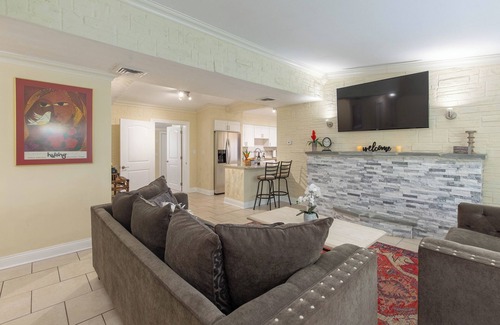 Greenacres House | Tropical Vibes! Spacious 5BD/3BA, BBQ, Parking & more -10 min to Best Locations