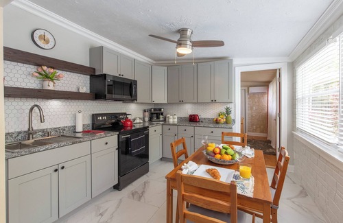 Greenacres House | Tropical Vibes! Spacious 5BD/3BA, BBQ, Parking & more -10 min to Best Locations