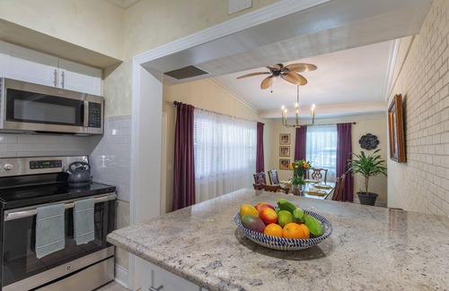 Greenacres House | Tropical Vibes! Spacious 5BD/3BA, BBQ, Parking & more -10 min to Best Locations