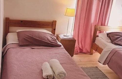 Ipsos House | Tune Inn Activity Guesthouse- Over 24's