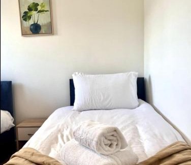 Bracknell House | Turquoise Tranquil- 3 Bed House