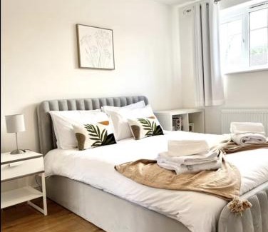 Bracknell House | Turquoise Tranquil- 3 Bed House