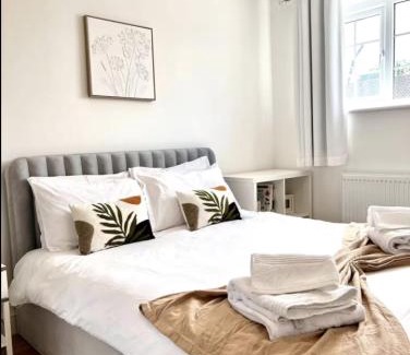 Bracknell House | Turquoise Tranquil- 3 Bed House