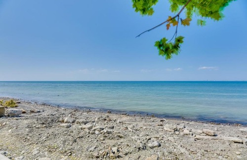 Lake View House | Turtle Cove Bay Beach House about 13 Mi to Buffalo!