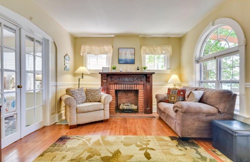 Lake View House | Turtle Cove Bay Beach House about 13 Mi to Buffalo!