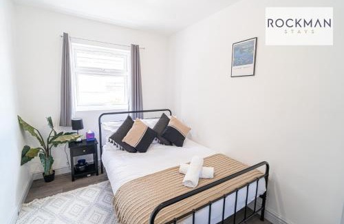 Grays Apartment | Twelve Cromwell - FREE PARKING - Spacious 3 Bedroom Contractor Home - Central Grays Close to Station and Shops - Fast Wi-Fi - Long Term Stays