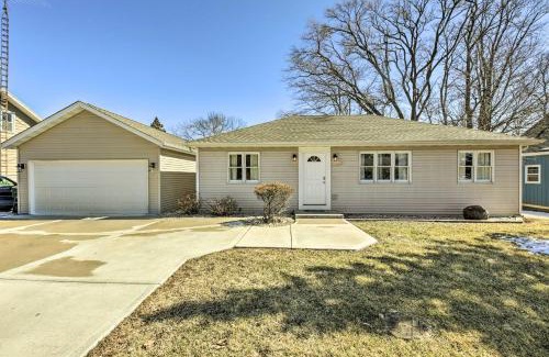 Twin Lakes House | Twin Lakes Escape with Deck Less Than 1 Mi to Beach!