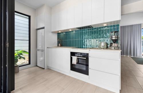 Palm Cove House | Twin Palms 2 bedroom in Palm Cove, large spa, modern, new built