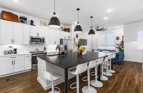 Cleveland Park Apartment | TWO Adjacent Homes - Sleeps 24 - Only 3 miles to Broadway