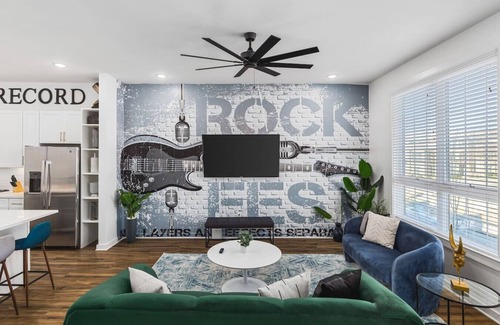 Cleveland Park Apartment | TWO Adjacent Homes - Sleeps 24 - Only 3 miles to Broadway