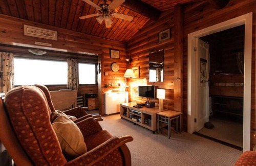 Bronaber Cabin | Two Bed Log Cabin in the Mountains