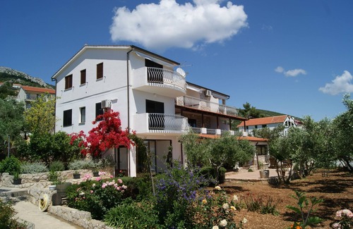 Zavala Apartment | Two bedroom apartment near beach Zavala, Hvar (A-553-b)