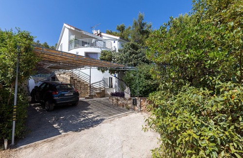 Zavala Apartment | Two bedroom apartment with terrace and sea view Zavala, Hvar (A-8710-b)