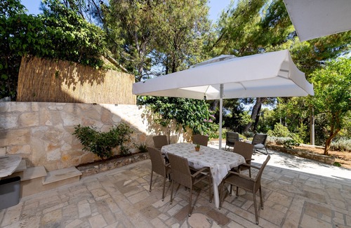 Zavala Apartment | Two bedroom apartment with terrace and sea view Zavala, Hvar (A-8710-b)