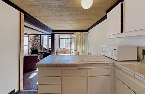 Mammoth Lakes Condo | Two Bedroom Units at 1849 Condos with 3 Hot Tubs & Slopeside