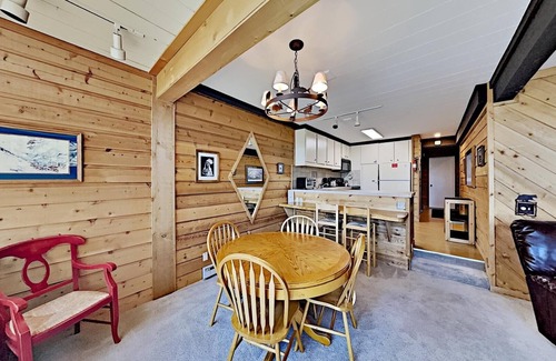 Mammoth Lakes Condo | Two Bedroom Units at 1849 Condos with 3 Hot Tubs & Slopeside